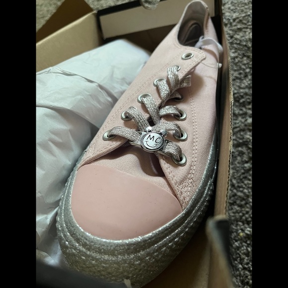 ✨ 3x HP ✨ BNIB ✨ LE ✨ Smiley Miley Cyrus Short/Classic Sneakers ✨ - Picture 13 of 15